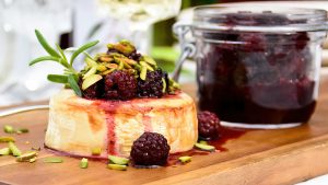 Receta Queso de cabra al horno keto con moras y pistachos tostados