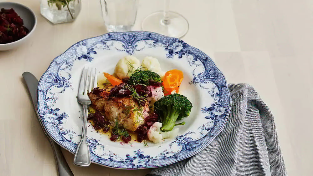 Receta balacao frito con ensalada de remolacha y mantequilla dorada