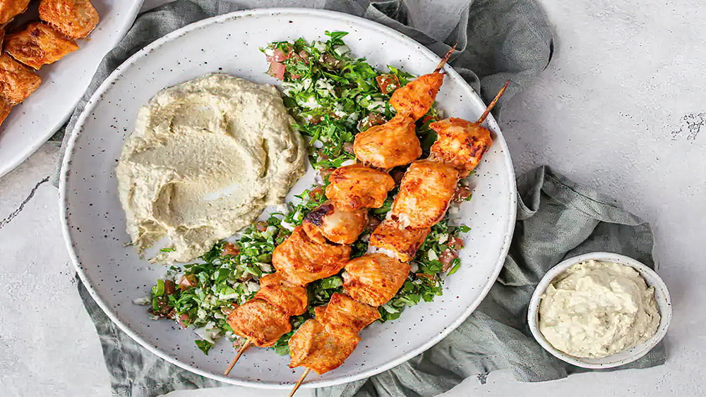 Receta brochetas de pollo con tabulé bajo en carbohidrato y hummus